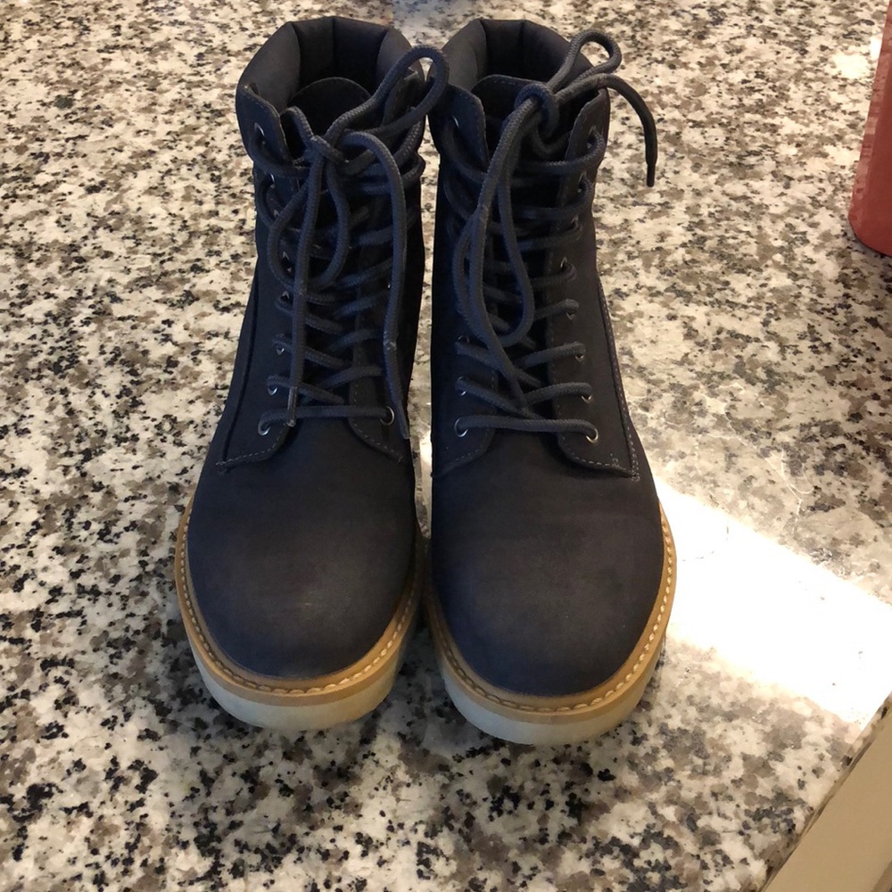 White Mountain navy blue snow boots like new!